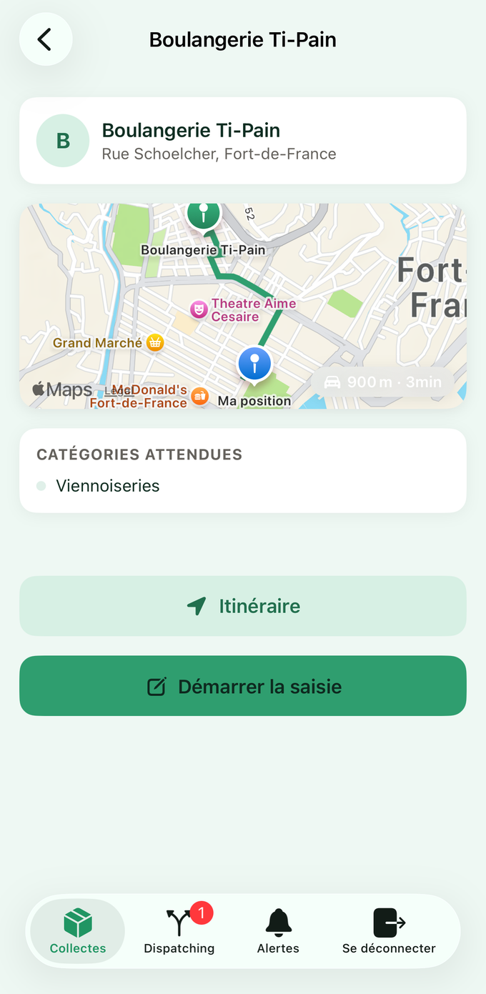 Application iOS K’Fet, écran d’un point de collecte : carte de Fort-de-France avec le partenaire et la position du collecteur, distance de 900 mètres, catégories attendues, boutons Itinéraire et Démarrer la saisie.